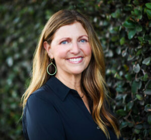 Jennifer Holt headshot